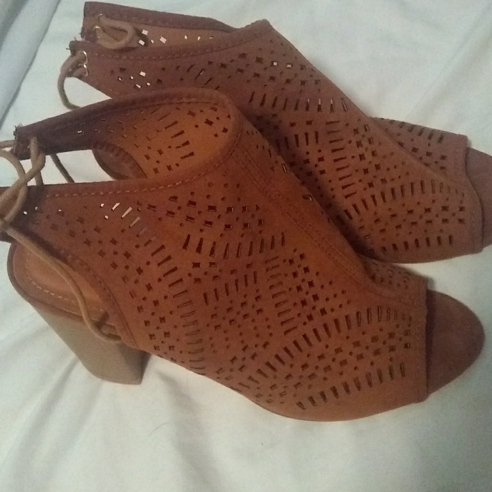 Fall heels that tie around ankle